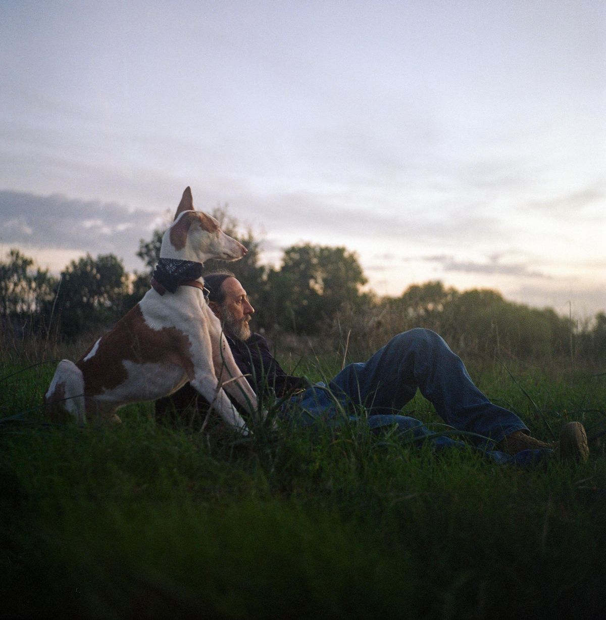 Miguel Adrover y su perro Nin, en 'The designer is dead'