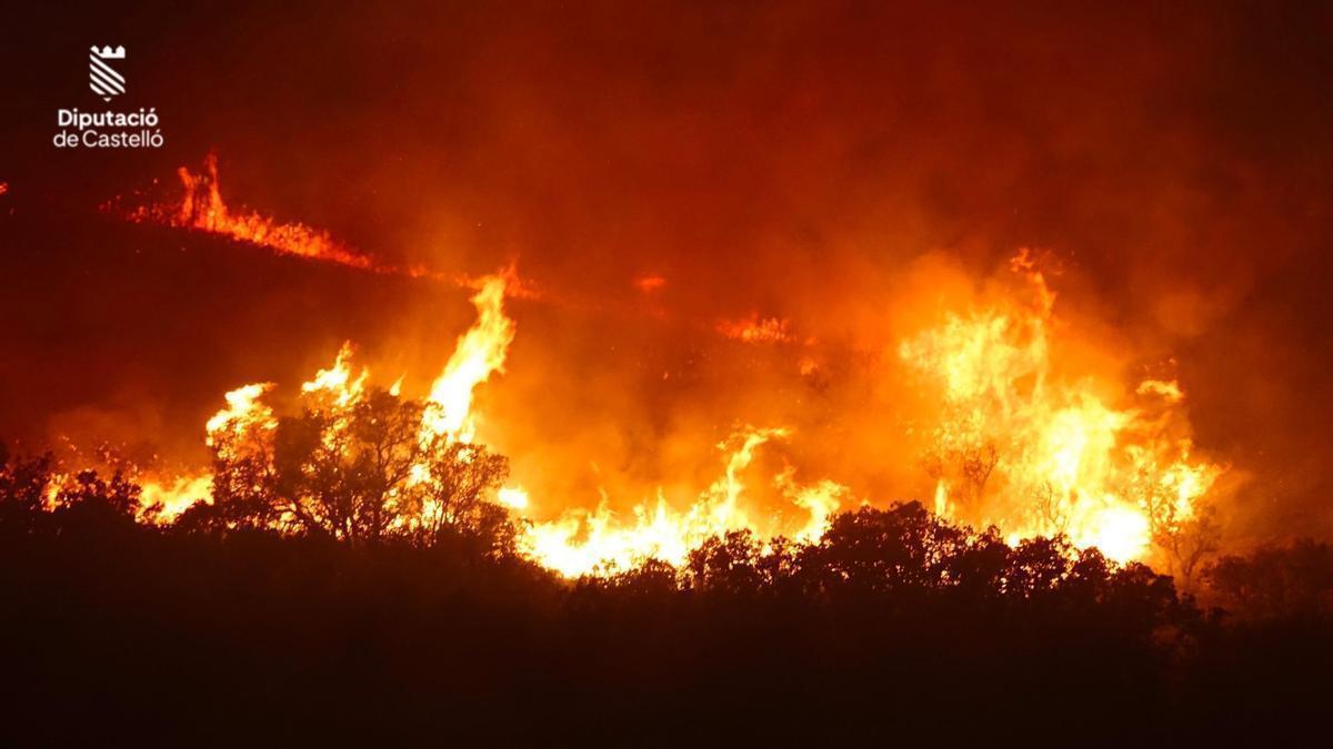 El incendio en la Serra Calderona obliga a evacuar el municipio de Gátova