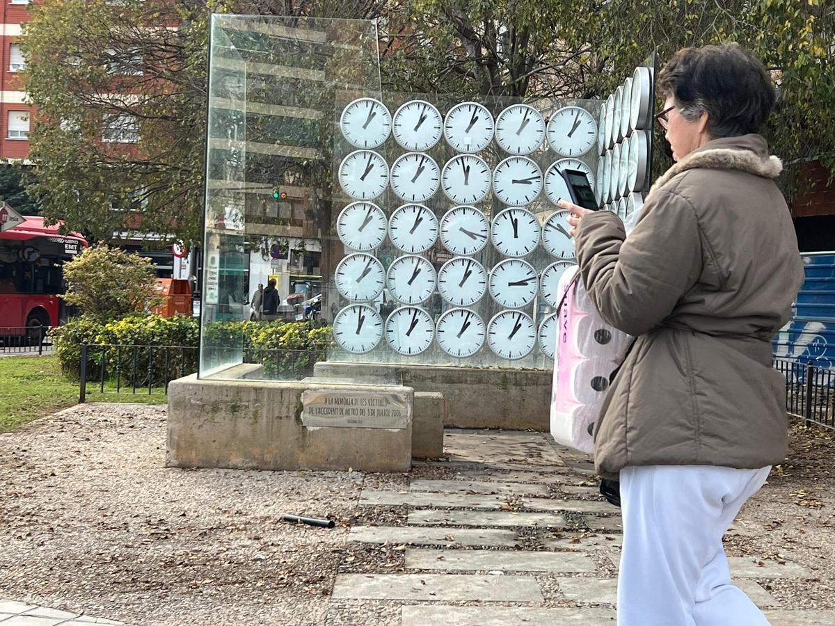 Vista general del monumento a las víctimas del metro.