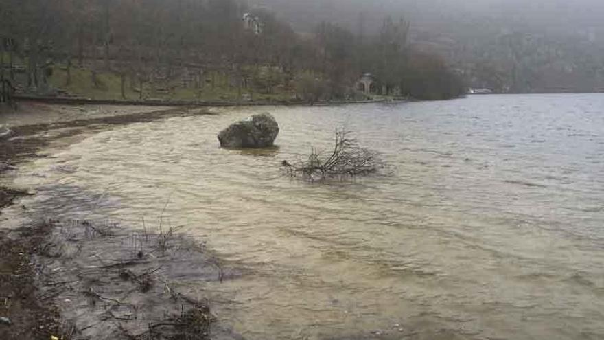 Estado que presentaba ayer el Lago de Sanabria en alguna de sus playas.