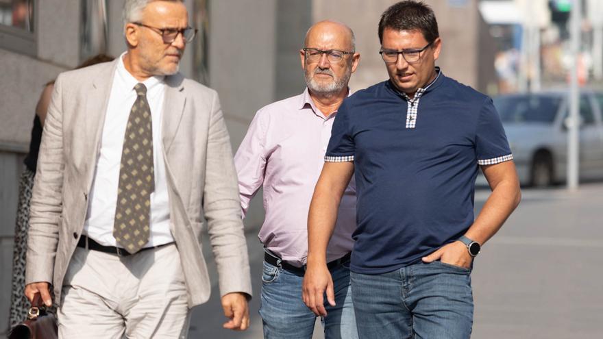 Archivo - El ex diputado del PSOE Juan Bernardo Fuentes Curbelo, alias 'Tito Berni' (c) y su abogado (d), a su llegada a declarar al Juzgado de Instrucción Número 4 de Santa Cruz de Tenerife, a 29 de junio de 2023, en Santa Cruz de Tenerife, Tenerife, Can