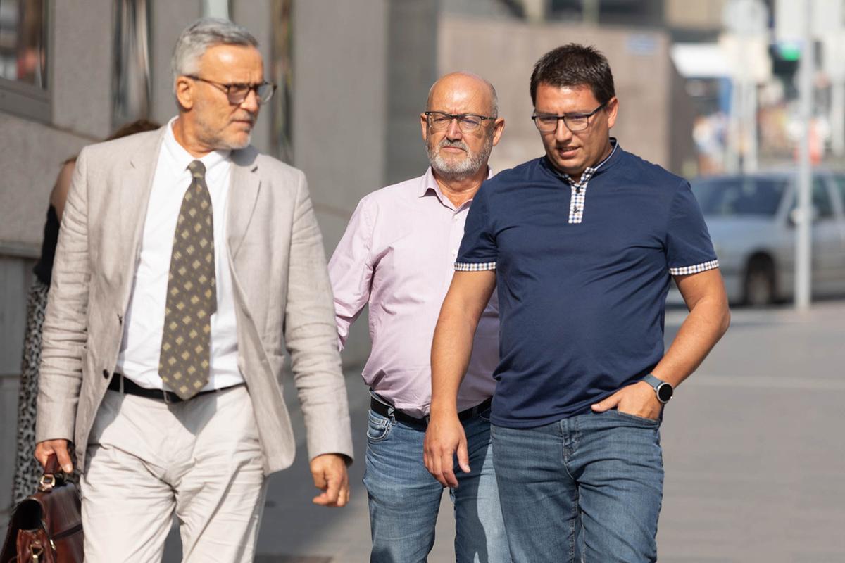 Archivo - El ex diputado del PSOE Juan Bernardo Fuentes Curbelo, alias 'Tito Berni' (c) y su abogado (d), a su llegada a declarar al Juzgado de Instrucción Número 4 de Santa Cruz de Tenerife, a 29 de junio de 2023, en Santa Cruz de Tenerife, Tenerife, Can