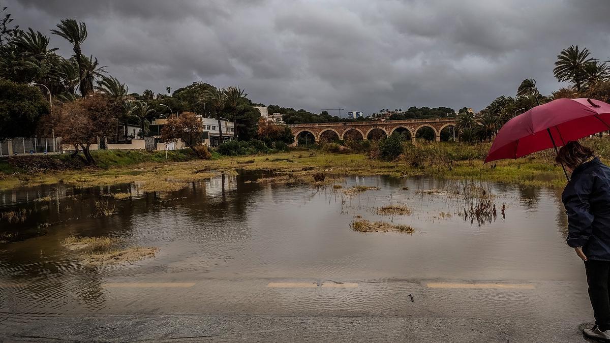 Desembocadura del río rambla Nacimiento en Orihuela Costa. El vial que une el sur y norte de Campoamor está cerrado desde septiembre de 2019. Al fondo el puente de La Glea.