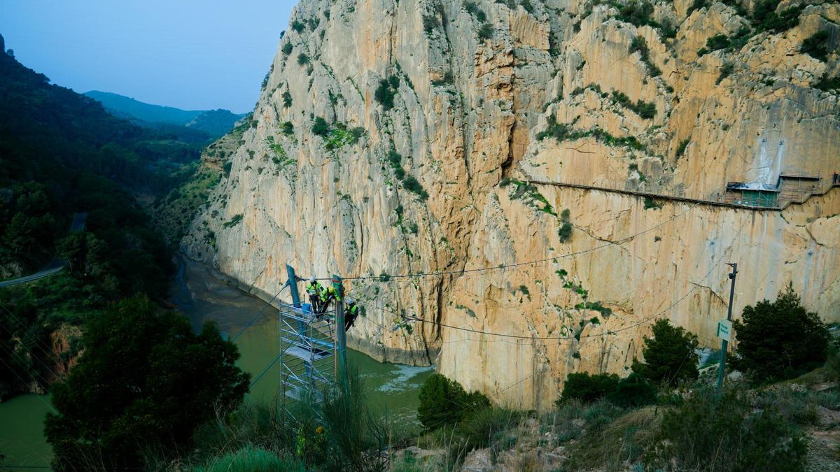 Así se instala el nuevo puente colgante del Caminito del Rey