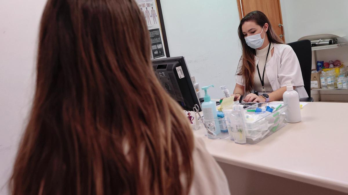 Una paciente acude al punto de cribado del centro de salud de Añaza, en Tenerife.