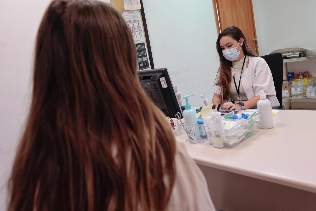 Una paciente acude al punto de cribado del centro de salud de Añaza, en Tenerife.
