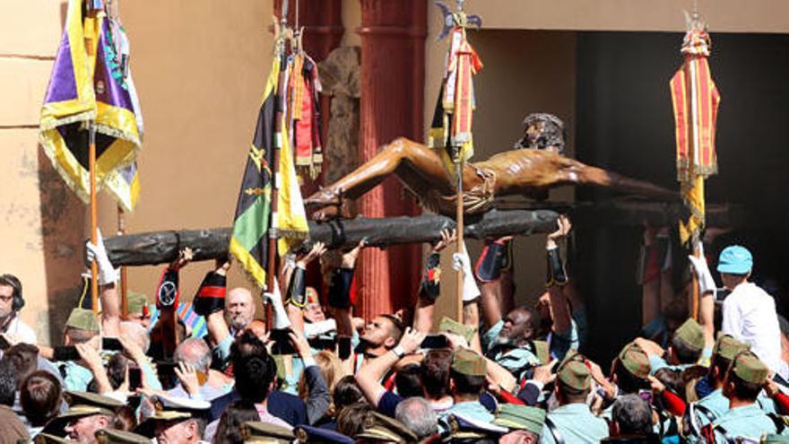 Los caballeros legionarios trasladan a la imagen del Cristo de la Buena Muerte.