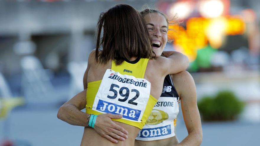 Esther Guerrero és felicitada per Isabel Macías després de guanyar l&#039;or en els 800 metres llisos · EFE