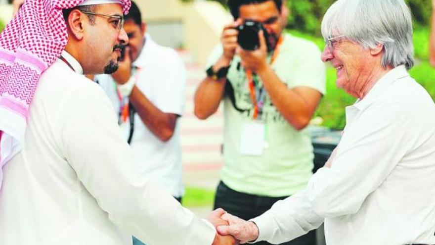 Ecclestone saluda a Salman bin Hamad al Khalifa, príncipe heredero de Bahrein, en una foto de archivo.