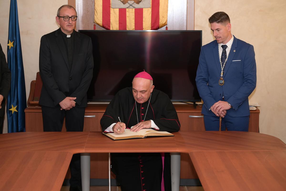 Monseñor Enrique Benavent firma en la Libro de Honor de Albaida.