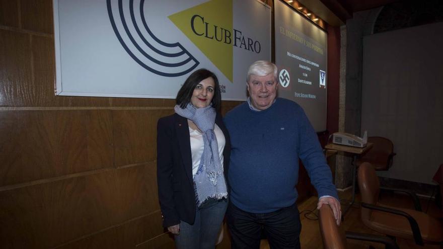 Pepe Sedano, con María Torres, ayer en el Club FARO. // Cristina Graña