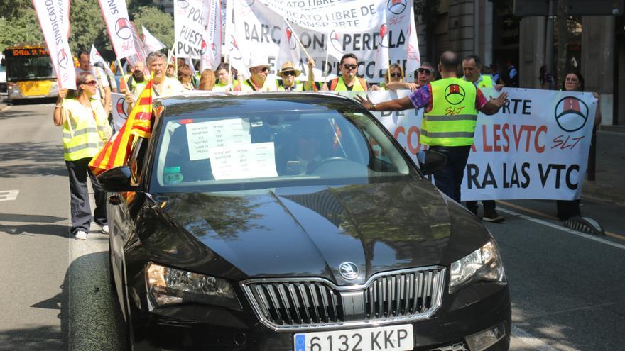 Desenes de VTC es manifesten al centre de Barcelona en contra del decret llei que regularà la seva activitat