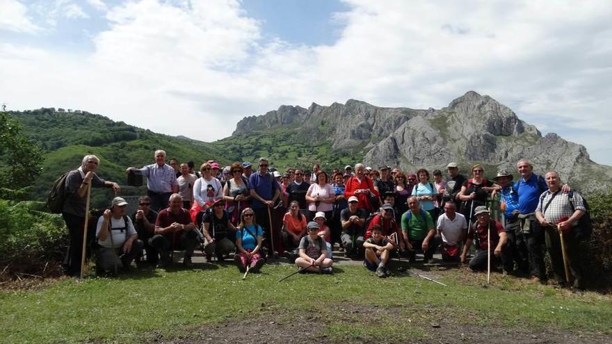 Los excursionistas, en el mirador ubicado sobre una antigua tolva de carbón en el piso cuarto, nivel 256, de Mina La Esperanza.