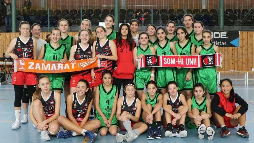 Las zamoranas posan con el Uni Girona, ayer en la jornada inaugural.