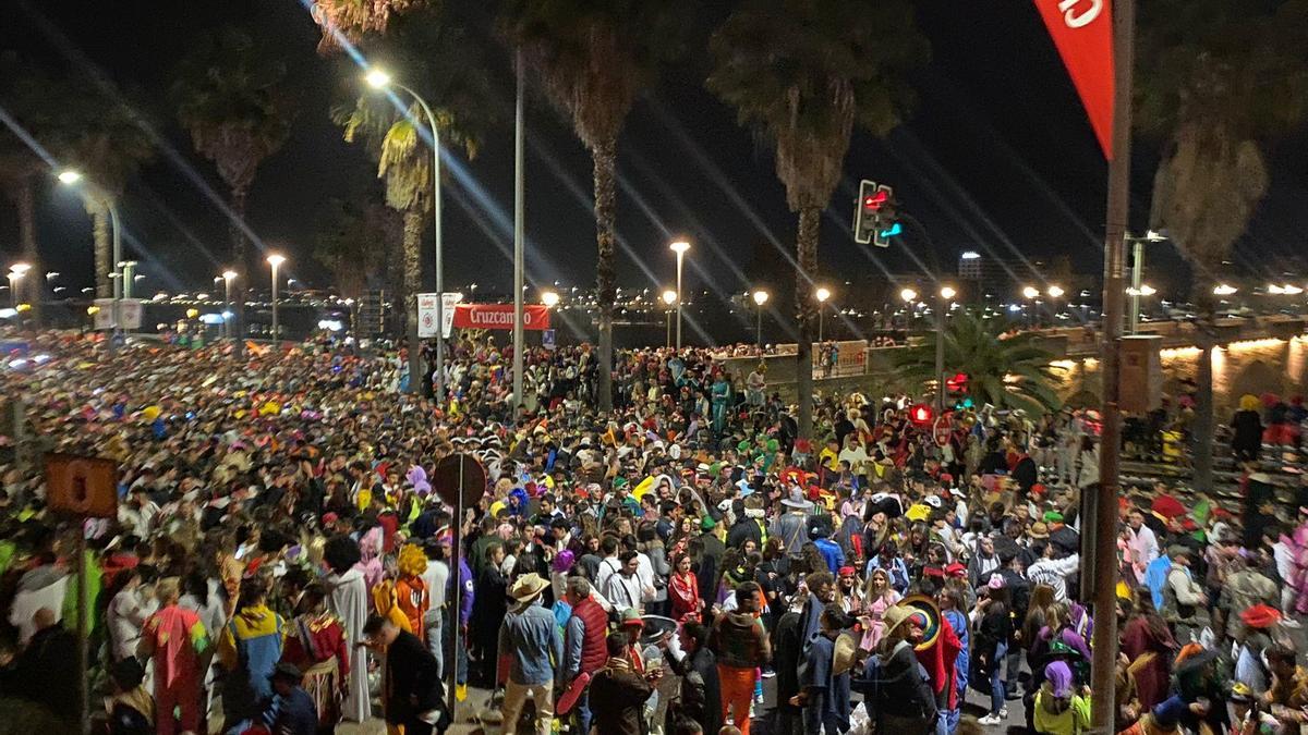 Botellón en el entorno de Puerta Palmas.