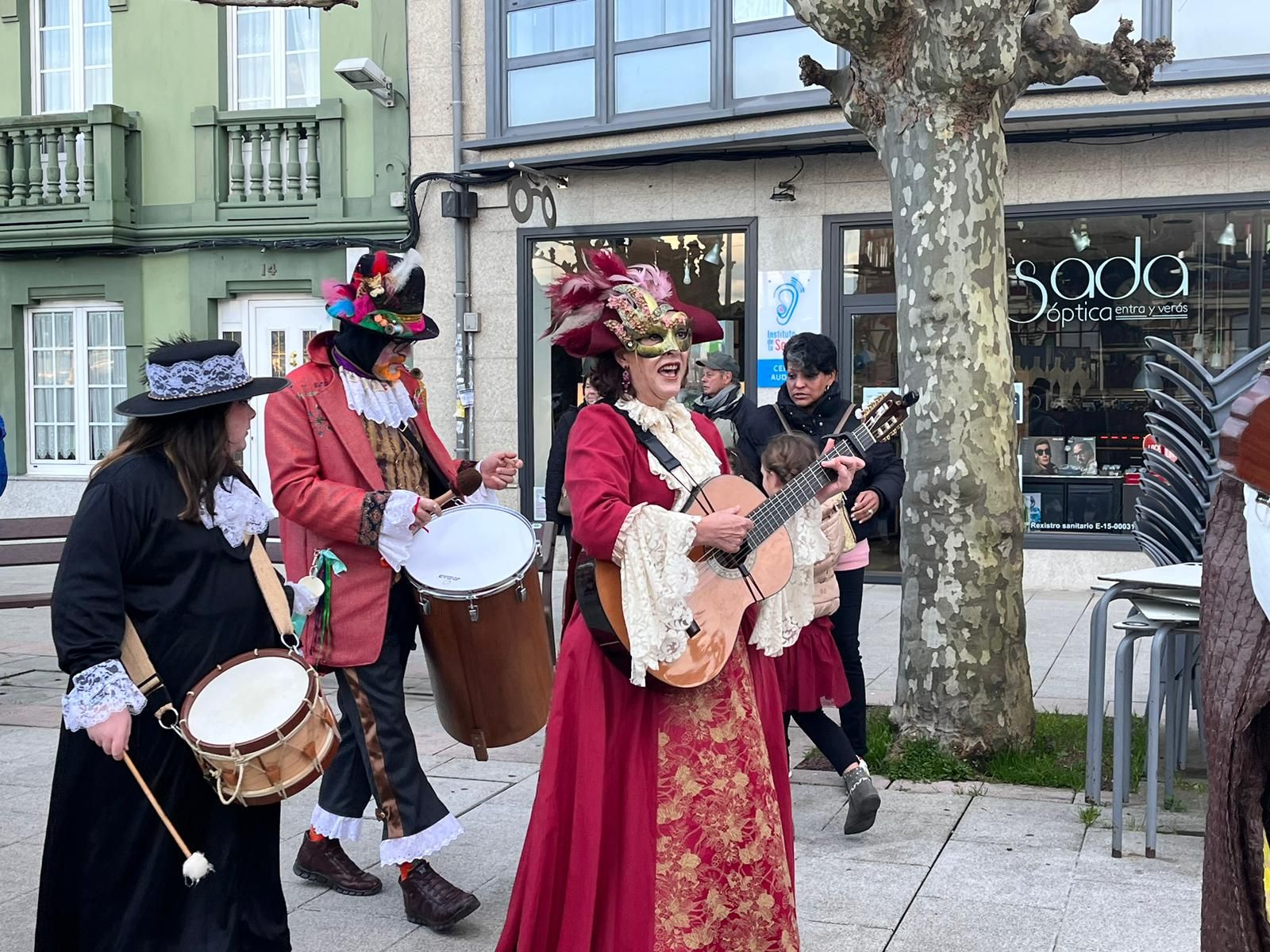 Carnaval 2023: Las comparsas llenan de color el centro de Sada