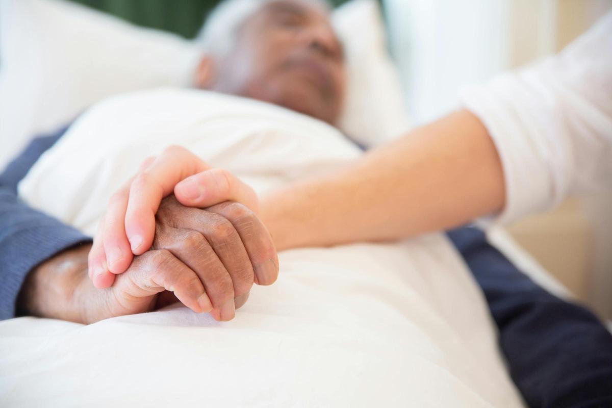 Imatge d'arxiu d'un pacient en cures pal·liatives en un hospital