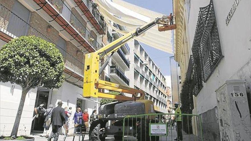 Comienzan a instalar en el centro los toldos de las calles