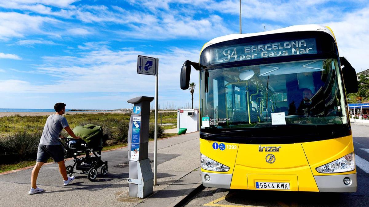 Una de las líneas de bus que une las ciudades del Baix Llobregat con la playa