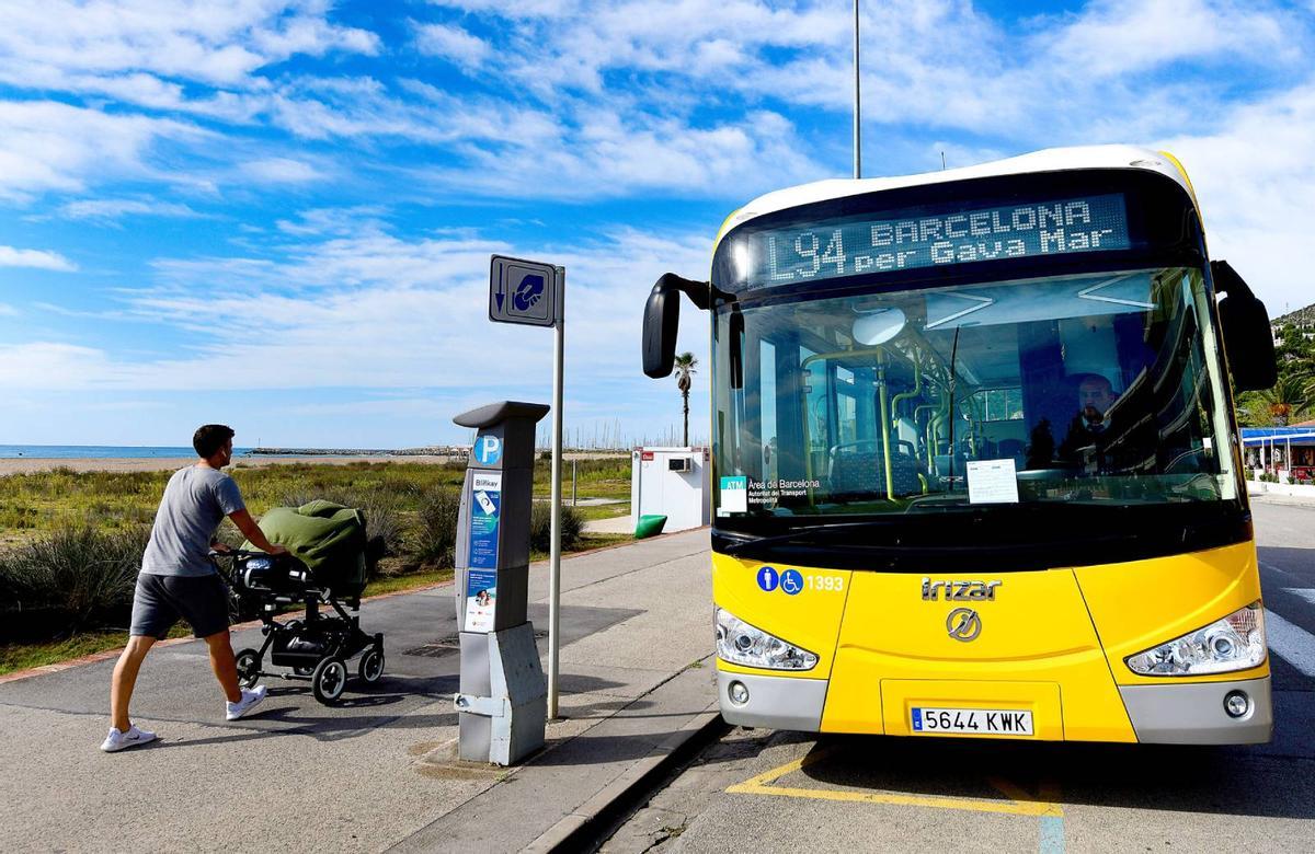 Una de las líneas de bus que une las ciudades del Baix Llobregat con la playa