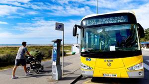 Una de las líneas de bus que une las ciudades del Baix Llobregat con la playa