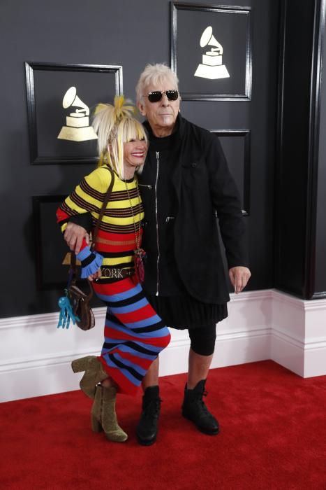 Betsey Johnson and John Cale en la ceremonia de los 59 premios Grammy.