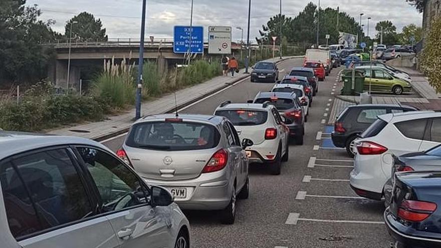 Atasco para salir del centro comercial Meixoeiro, esta tarde. // FB: @lasansal