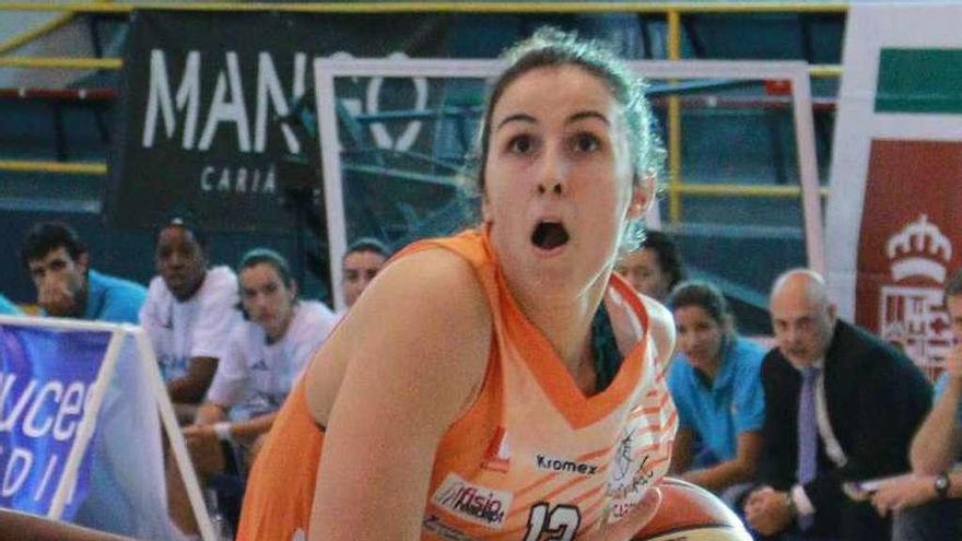 Anja Majstorovic avanza hacia la canasta en el último duelo en casa.