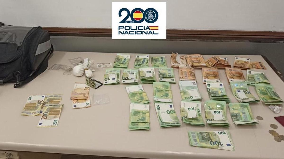 El dinero y sustancias requisadas al detenido.