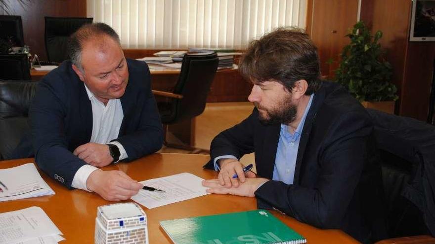 Los alcaldes de Culleredo (izq.) y Arteixo, durante la reunión para consensuar la propuesta de transporte.