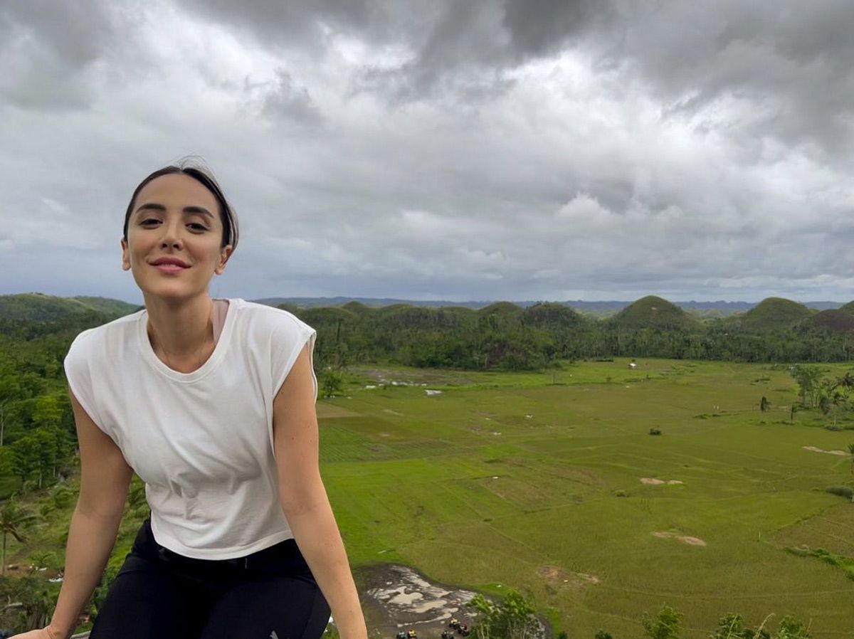 Tamara Falcó, con camiseta blanca con hombreras