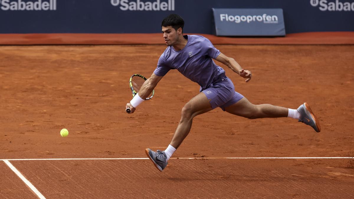 Carlos Alcaraz, durante el partido de primera ronda en Barcelona