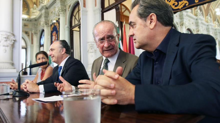 El alcalde, Francisco de la Torre; el director del Festival de Málaga, Cine en Español, Juan Antonio Vigar; el director territorial de CaixaBank en Andalucía Oriental y Murcia, Juan Ignacio Zafra; y la edil de Cultura, Gemma del Corral