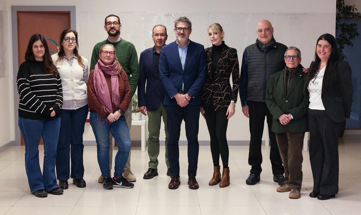 Membres de la Creu Roja, de l'Ajuntament de Martorell i de Veolia, en la jornada de valoració del desplegament del programa ONA Activa't a Martorell.