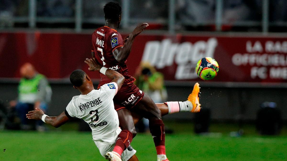 Kimpembe en una acción de juego contra el Metz