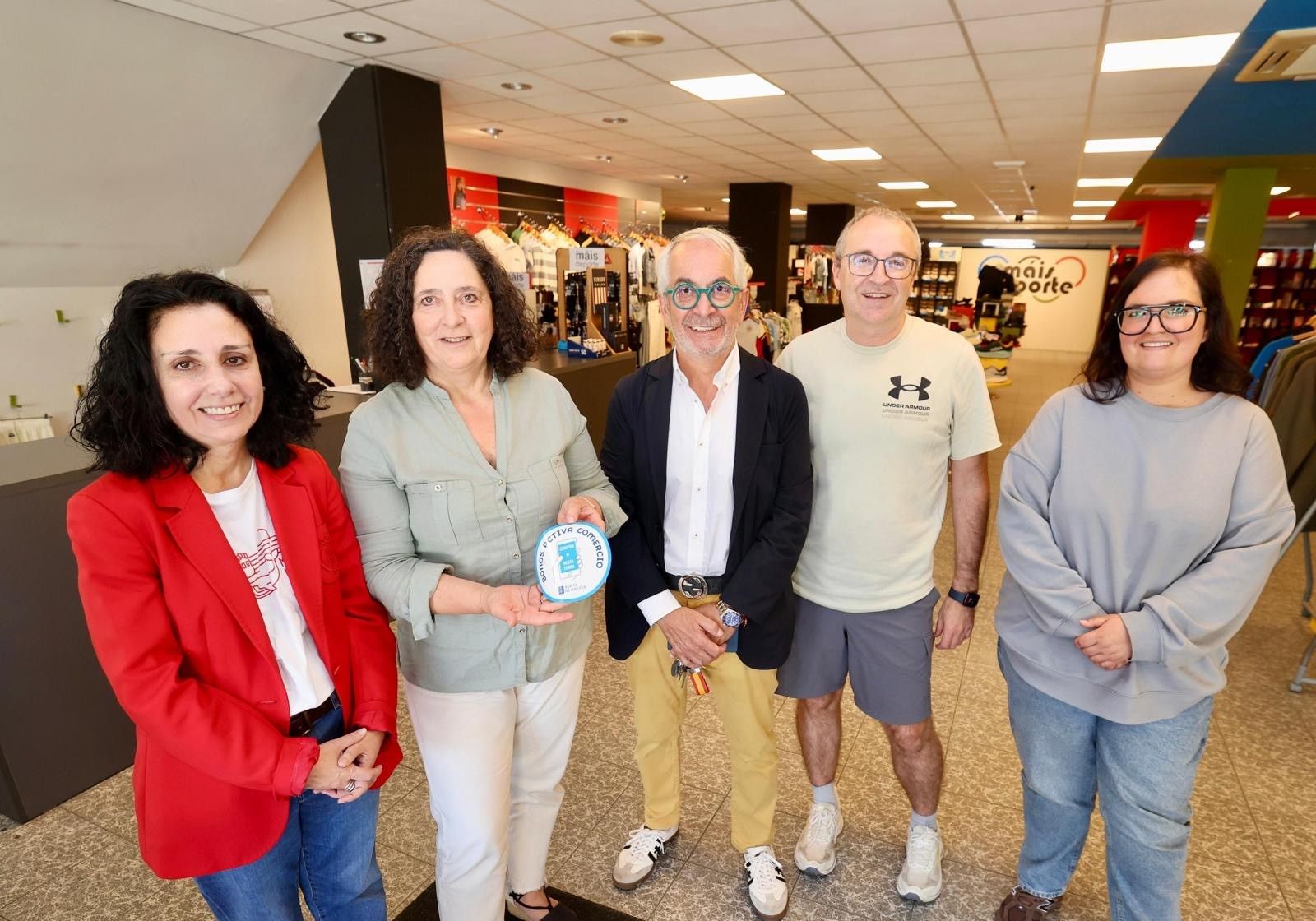 A alcaldesa, esquerda, e a delegada da Xunta, na tenda Máis Deporte de Cee.