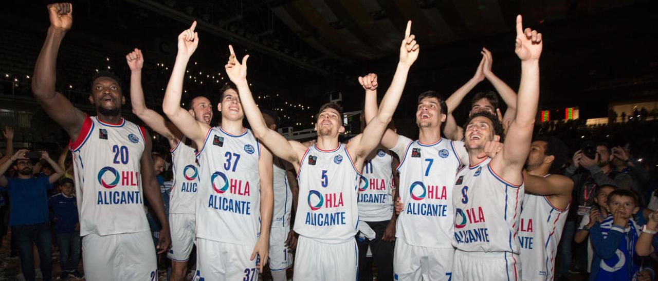 Los jugadores del HLA celebran el ascenso con las luces del Pedro Ferrándiz ya apagadas.