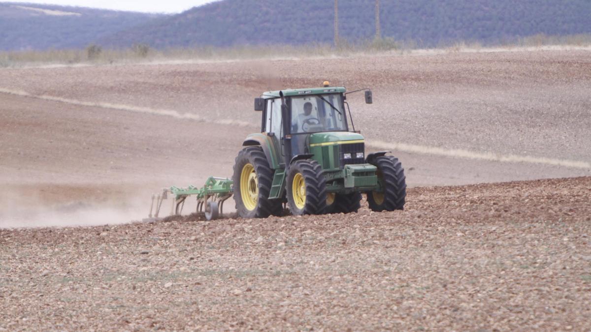 Un tractor labrando una tierra en la provinca de Zamora