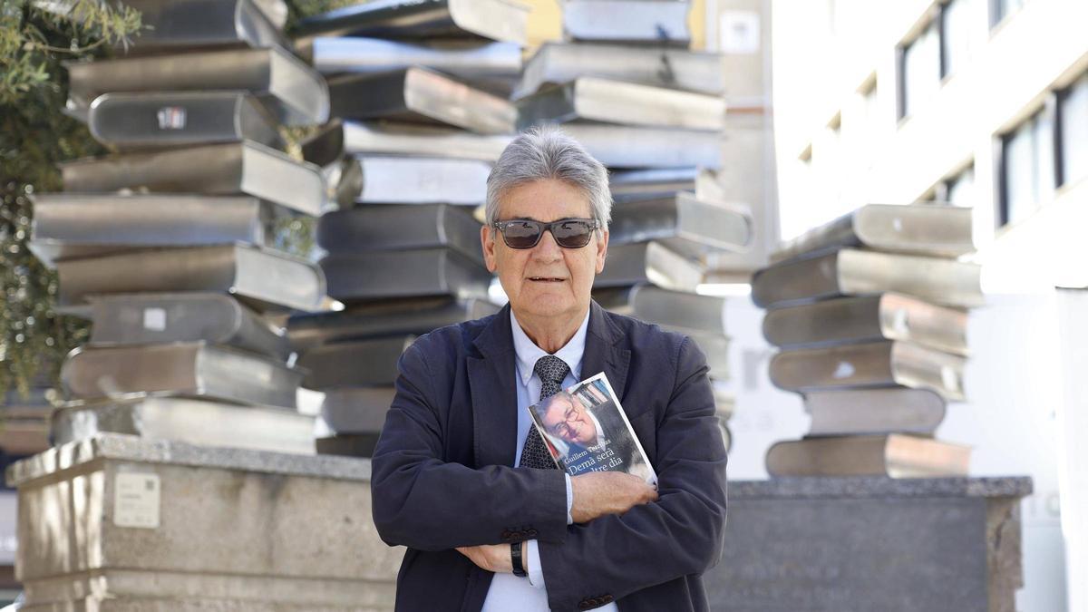Guillem Terribas, amb l'exemplar del seu llibre.