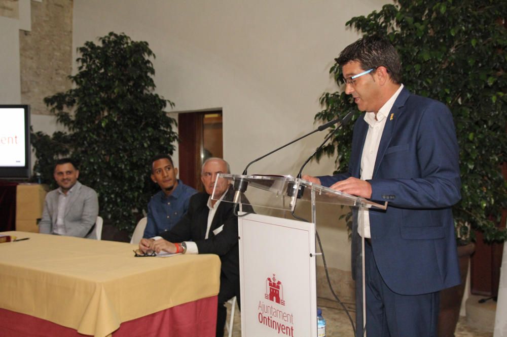 Ontinyent homenajea al medallista Orlando Ortega