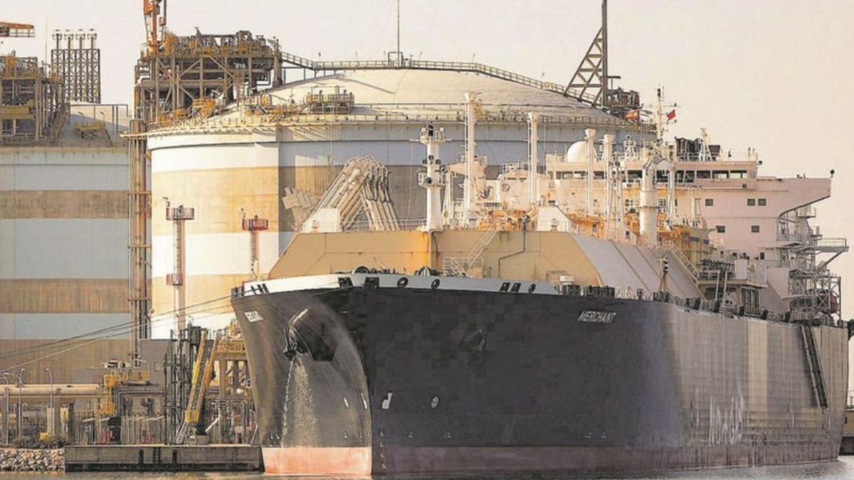 Un vaixell carregat de gas arriba a port en una fotografia d’arxiu.
