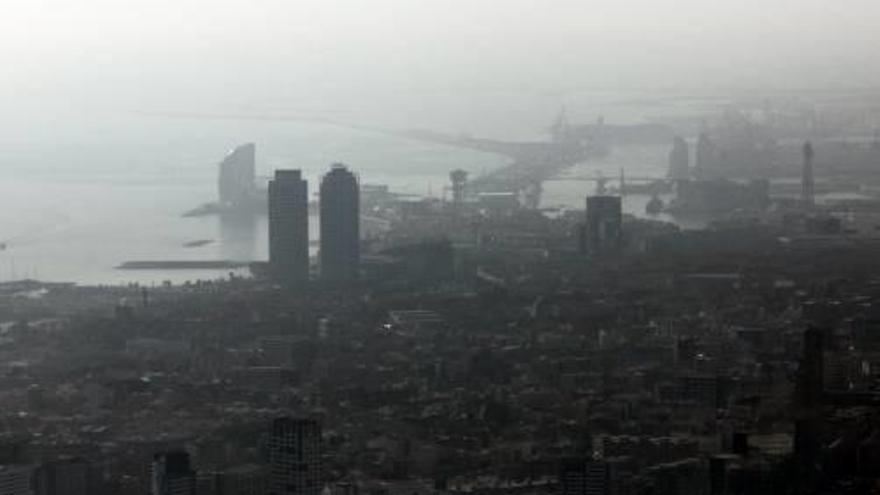 Alts nivells de contaminació a Barcelona en una imatge d&#039;arxiu.