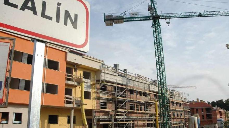 Bloques de viviendas en construcción en el casco urbano de Lalín.