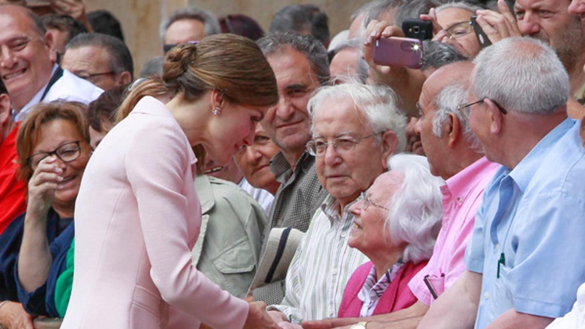 El look de Letizia Ortiz con abrigo rosa en Salamanca