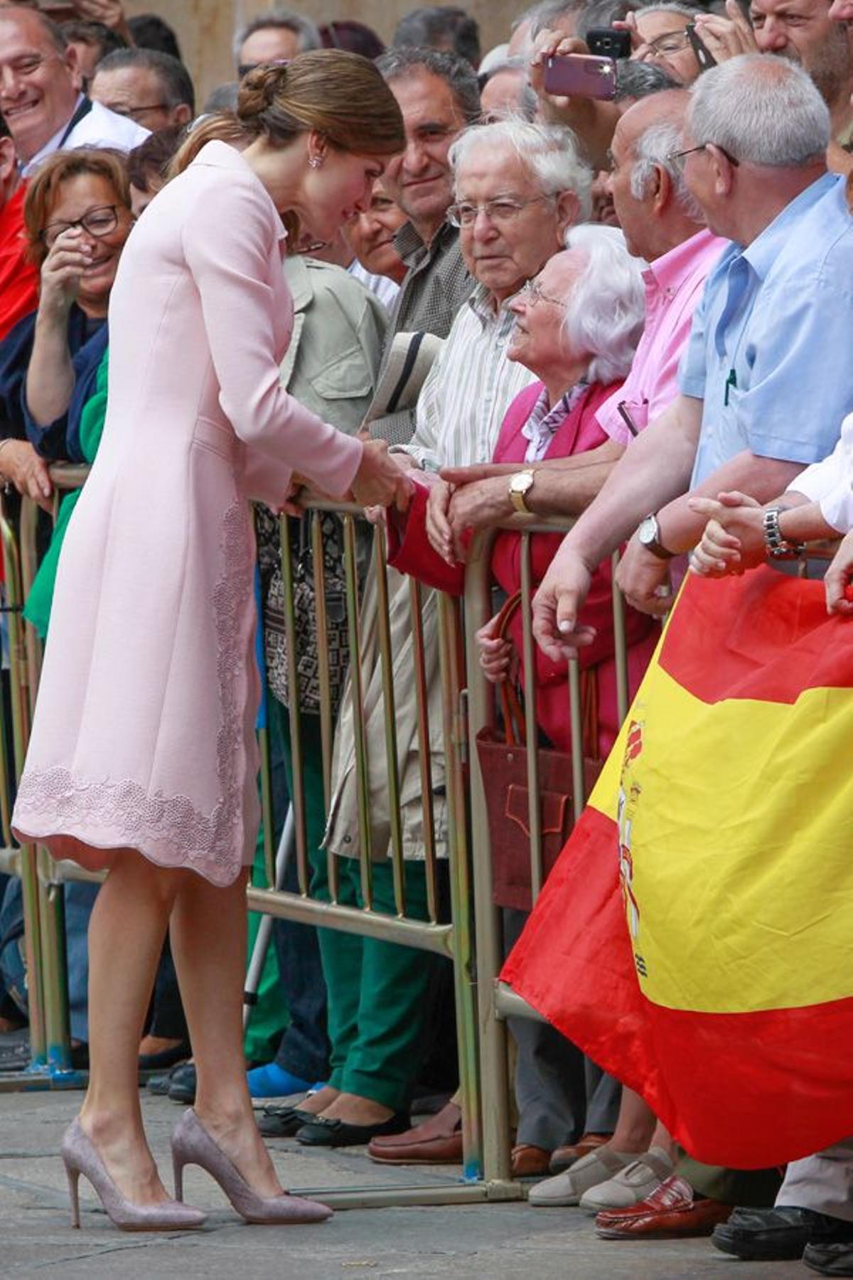 Letizia Ortiz en Salamanca con abrigo rosa