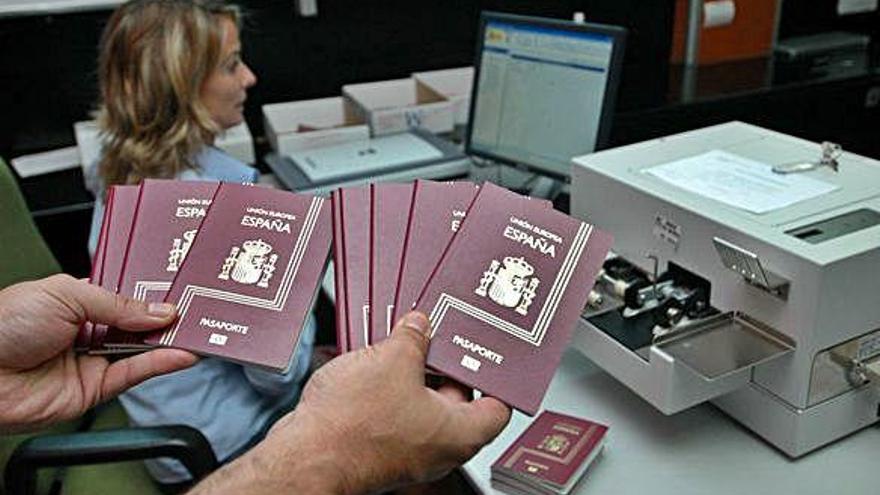 Pasaportes españoles en la oficina de la Jefatura Superior de Policía de Canarias.