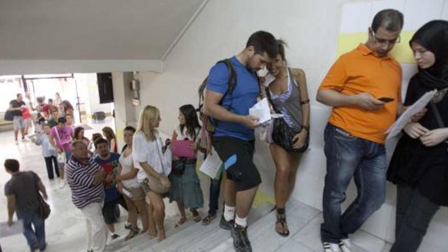 Las colas para hacer la matrícula en la Escuela de Idiomas, como ayer, reflejan la gran demanda que tiene entre el alumnado.