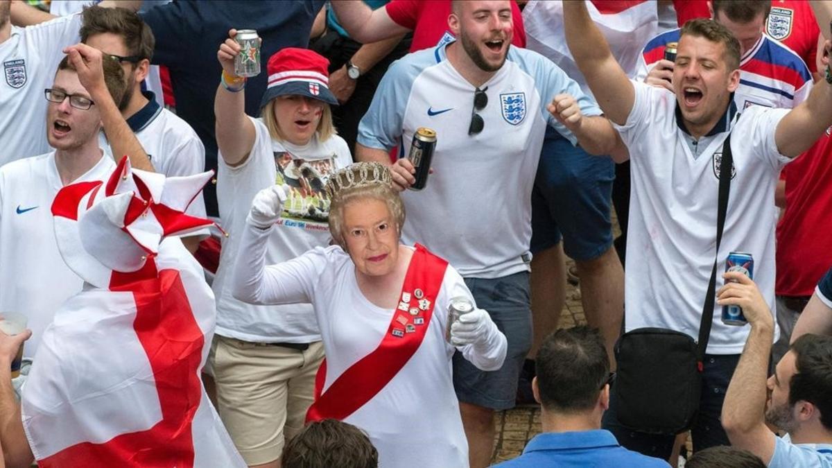 rpaniagua34383625 an england supporter wearing a mask and dressed as queen eli160628105713