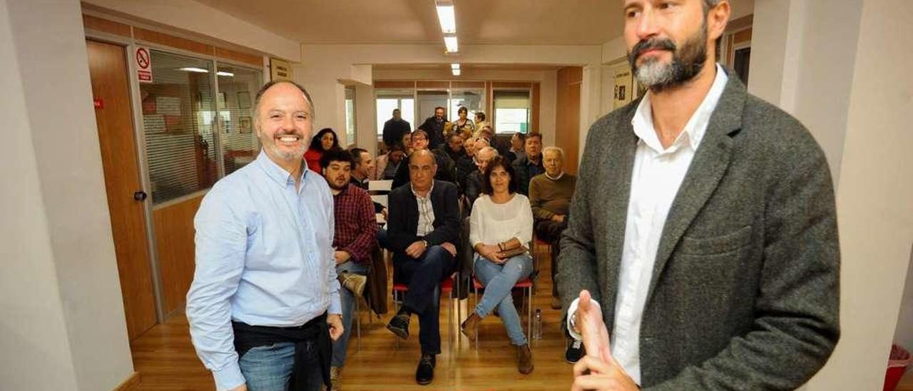 David Regades, junto al alcalde de Vilagarcía en el encuentro con la militancia en la agrupación socialista vilagarciana. // Iñaki Abella