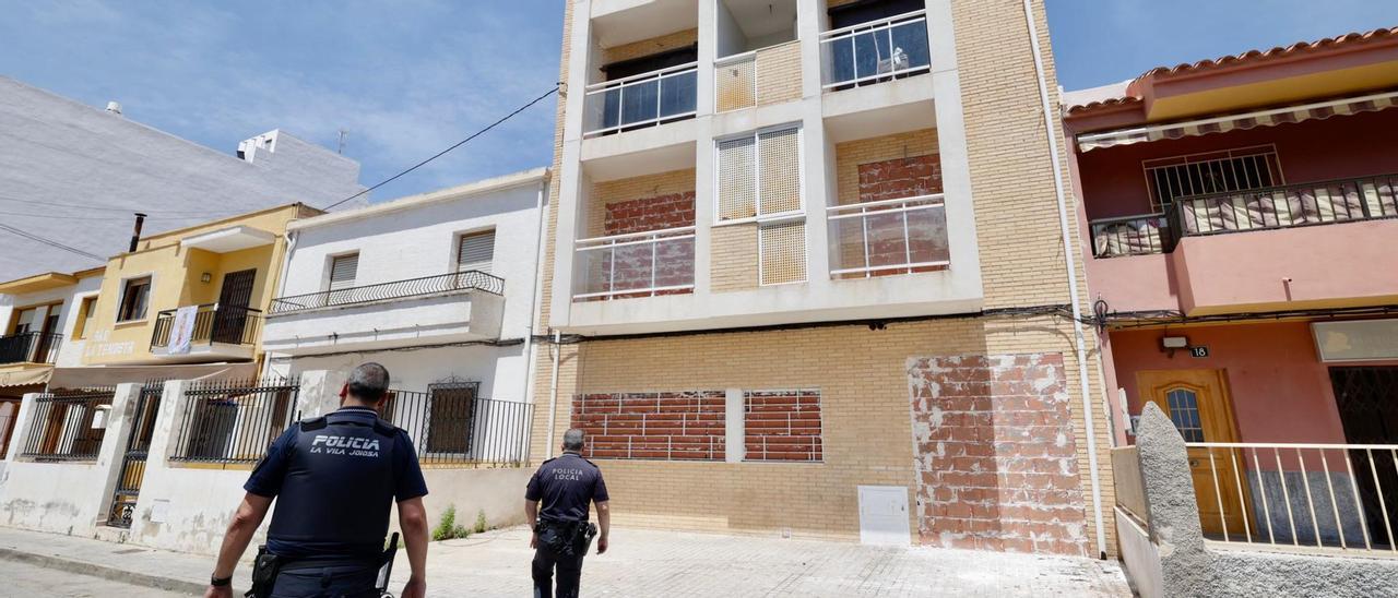 El edificio de viviendas que fue desalojado en La Vila y ha sido tapiado.